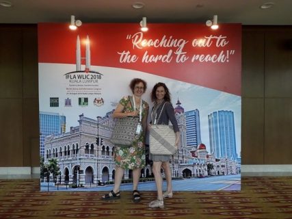 Portrait en pied de deux bibliothécaires françaises au congrès de l'IFLA : Valérie Beaugier et Eléonore Clavreul