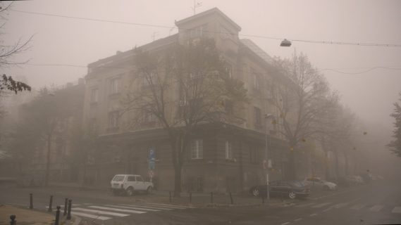 la famille Turajlic devant les portes condamnées de l'appartement