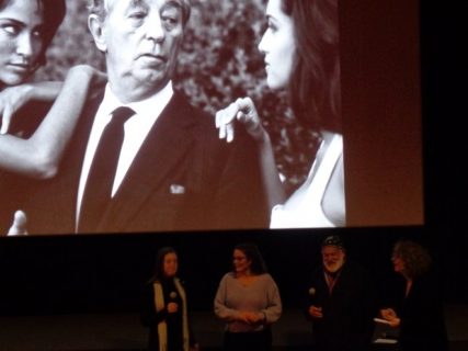 De gauche à droite, sous la photo de R.Mitchum : 2 de ses petites filles et Bruce Weber (Paris, février 2019)