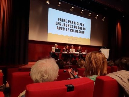 photographie de la scène de l'auditorum de la Bnf avec les intervenants