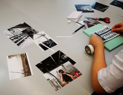 Photographie d'un enfant de dos en train de découper des images