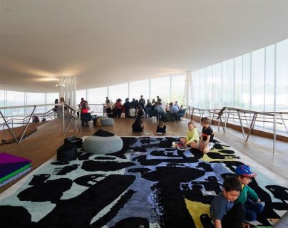 vue en hauteur d'enfants jouant sur un tapis