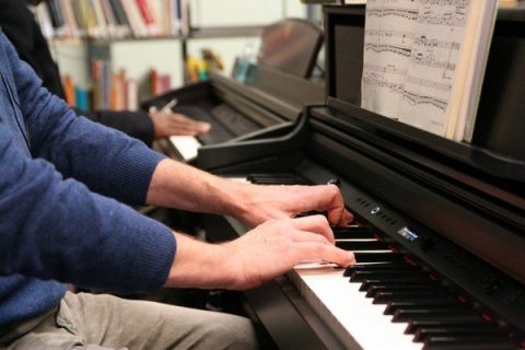 Vue sur les mains d'un pianiste.