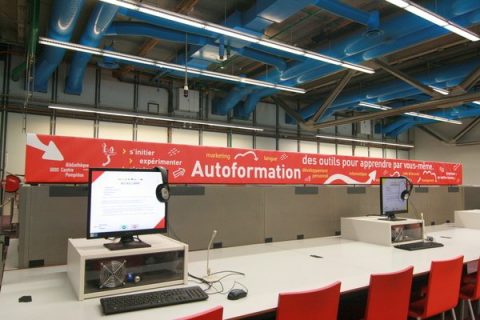 photographie de l'espace autoformation avec un bandeau rouge où les ressources sont inscrites : informatique, langue, etc.