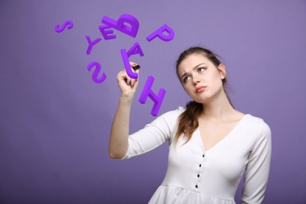 photo d'une personne avec des lettres qui volent autour d'elle