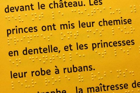 Texte en braille et en police typographique Luciole