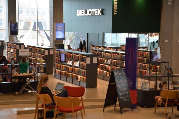 Photographie d'une salle de lecture de la Dokk1 à Aarhus