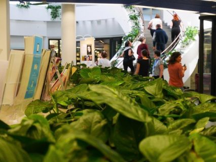 Photographie intérieur de la bibliothèque Metso avec escalier et plantes vertes