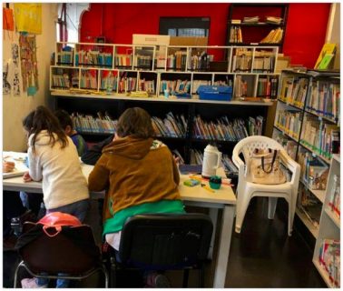 Enfants faisant des activités dans la bibliothèque