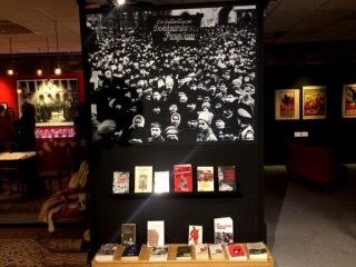 Photographie de l'exposition avec en premier plan une table de valorisation