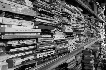 Pile de documents (noir et blanc)