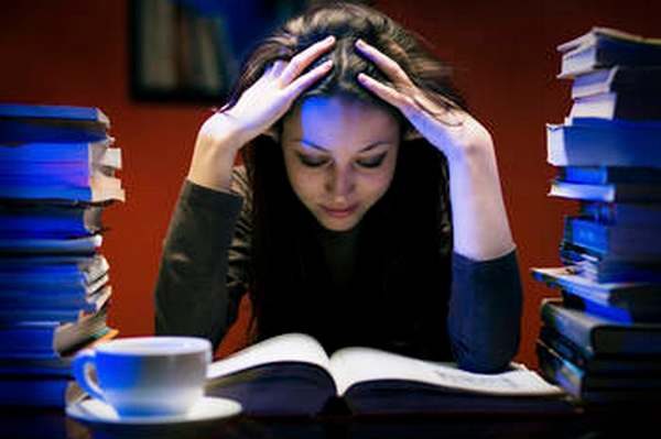 photo de femme concentrée sur sa lecture