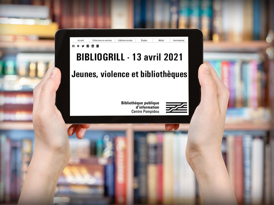 Vue d'une tablette avec marqué Bibliogrill tenue par deux mains devant un rayonnage de bibliothèque