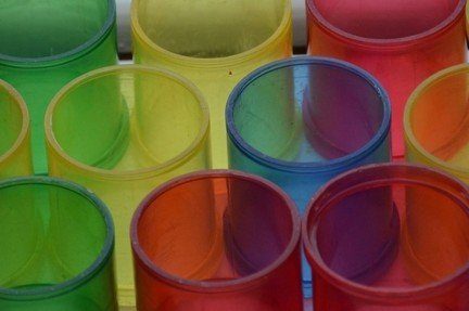 Photographie de pots de couleurs différentes