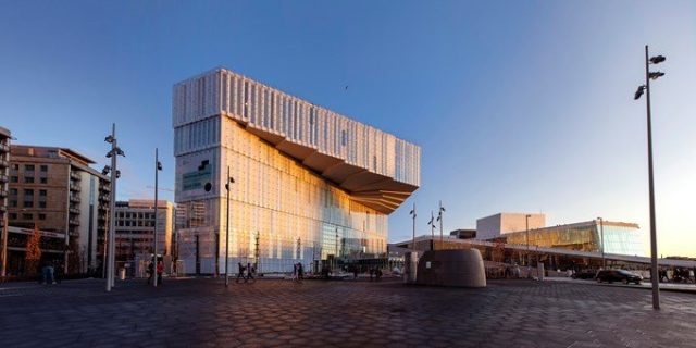 Photographie du bâtiment de la bibliothèque Deichman à Oslo