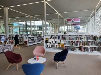 Photographie de l'espace intérieur de la médiathèque des 7 lieux de Bayeux