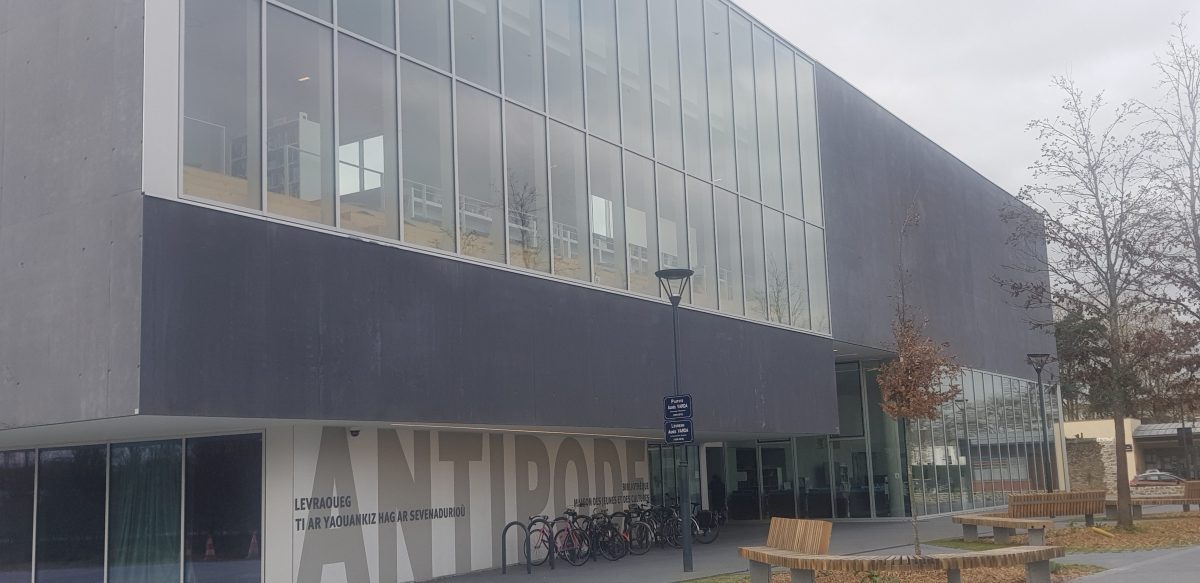 Photographie de la place devant l'Antipode avec le parking à vélos