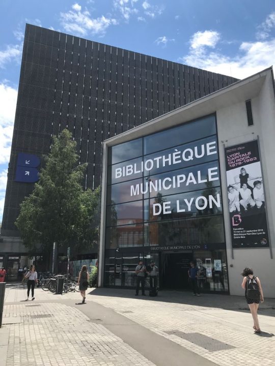 Photographie du parvis devant la bibliothèque de la Part-Dieu