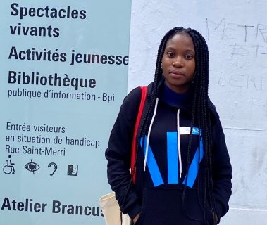 Photographie d'Adama Pouye devant le Centre Pompidou.