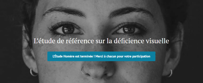 Le haut d'un visage féminin, plan de très près. Les yeux fixent le spectateur. Il est écrit "L'étude de référence sur la déficience visuelle. L'étude Homère est terminée".