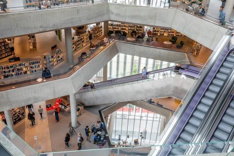 Intérieur de la Deichman Main Library à Oslo